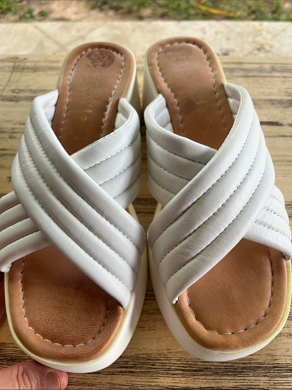 Women's Quilted White Cross-Band Slide Mules Platform SZ 9 on Trend